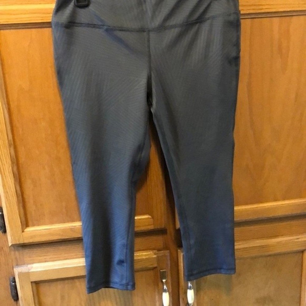 Marika sport size large Capri workout legging. EUC